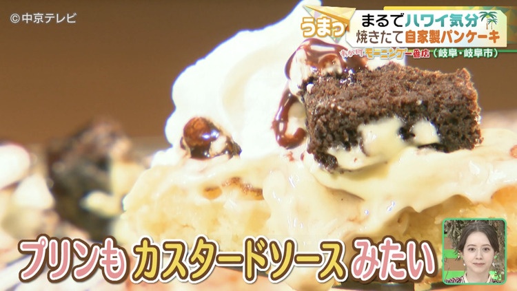 トーストを持ち上げた写真