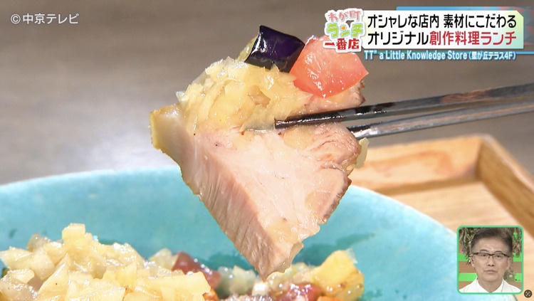 豚のローストを箸で持ち上げる写真