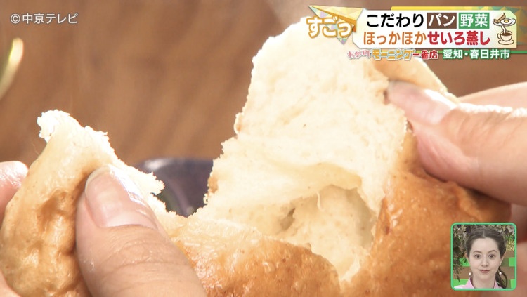 ロールパンを手で割った写真