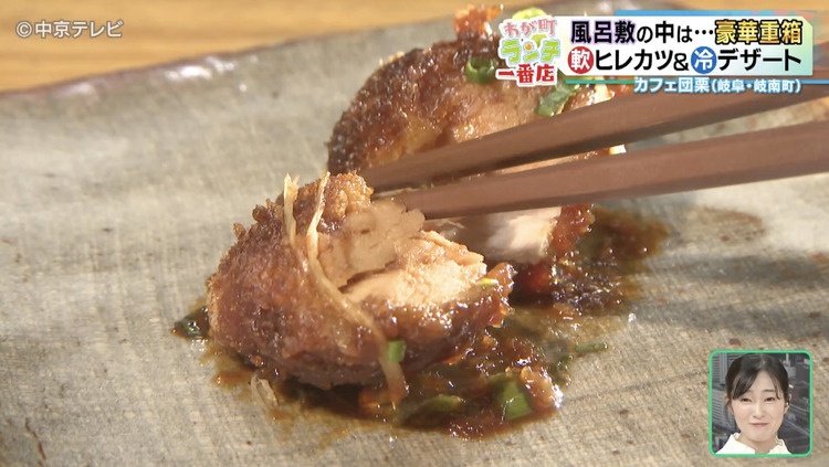 カツを箸で割る写真